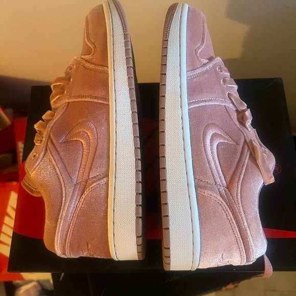 Jordan Women's Athletic Shoes Air Jordan 1 Low SE Pink Velvet - Picture 1 of 6